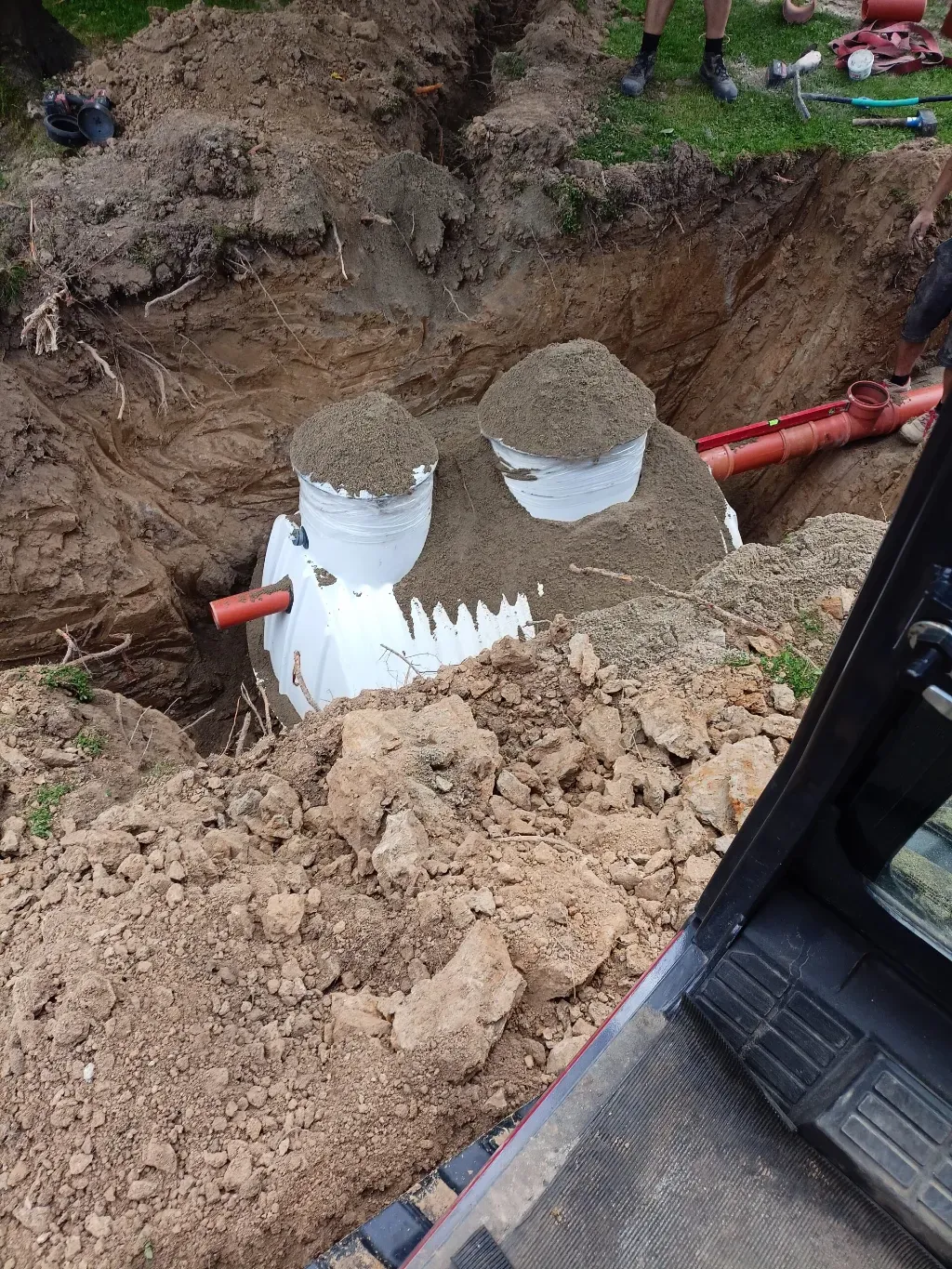 Zbiornik wyskoczył z ziemi? Jak zakopać baniak na glinie i nie żałować